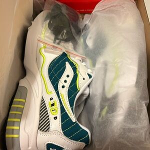 NIB Saucony 3D Grid Hurricane White/Green mens 5.5 women’s 7 shoe